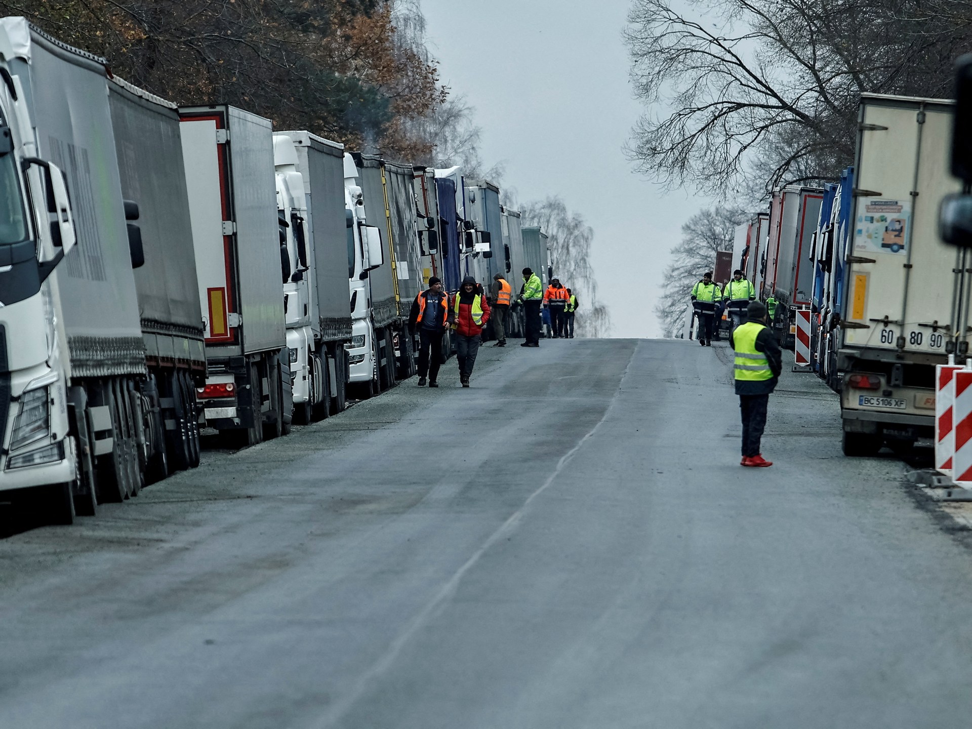 Lorries line up at Poland-Ukraine border as truckers expand blockade | transport News #Lorries #line #PolandUkraine #border #truckers #expand #blockade #transport #News