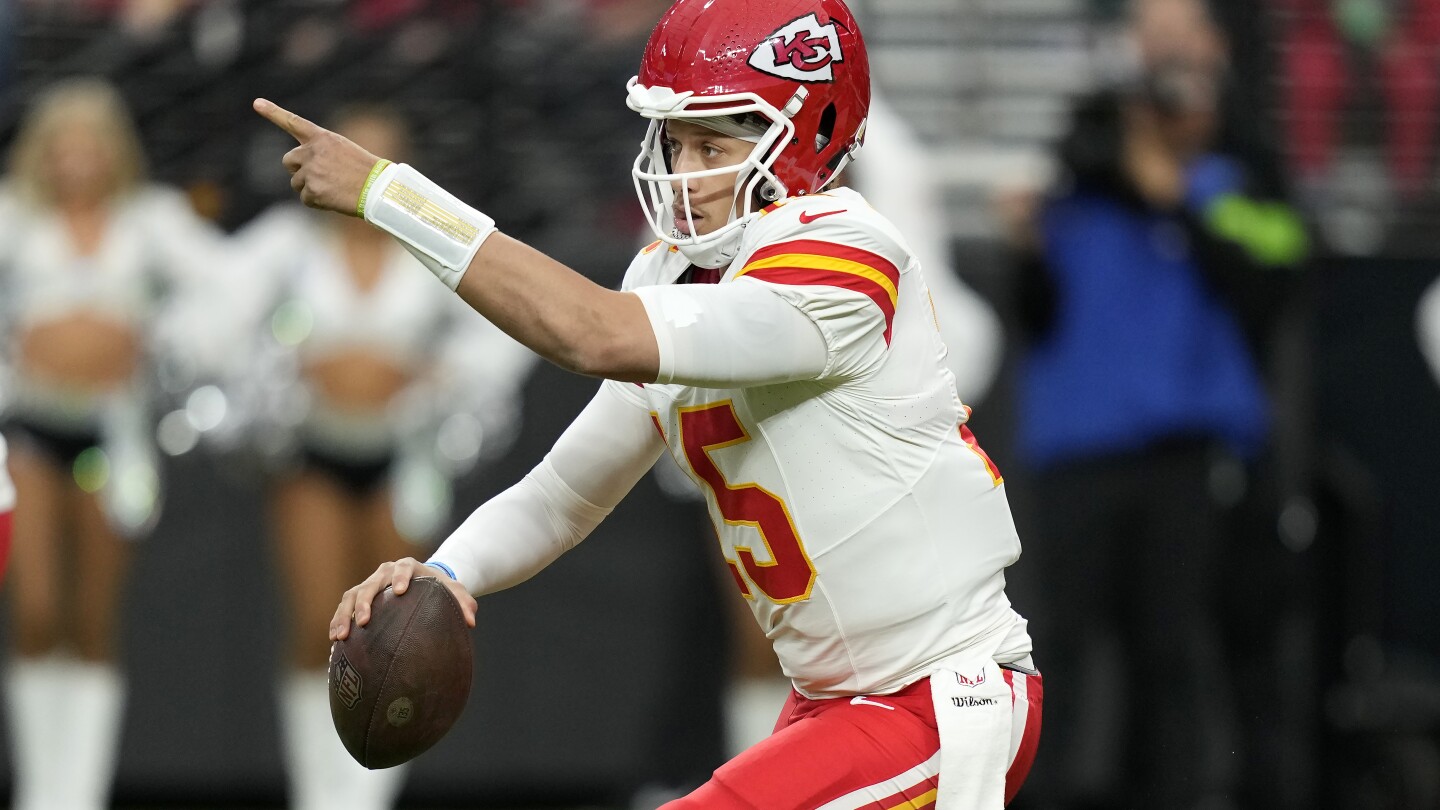 Patrick Mahomes throws 2 TDs, Chiefs rally from 14 down to beat Raiders 31-17 #Patrick #Mahomes #throws #TDs #Chiefs #rally #beat #Raiders