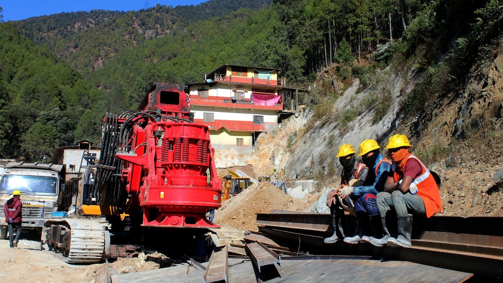 Why it took 17 days for rescuers in India to get to 41 workers trapped in a mountain tunnel #days #rescuers #India #workers #trapped #mountain #tunnel