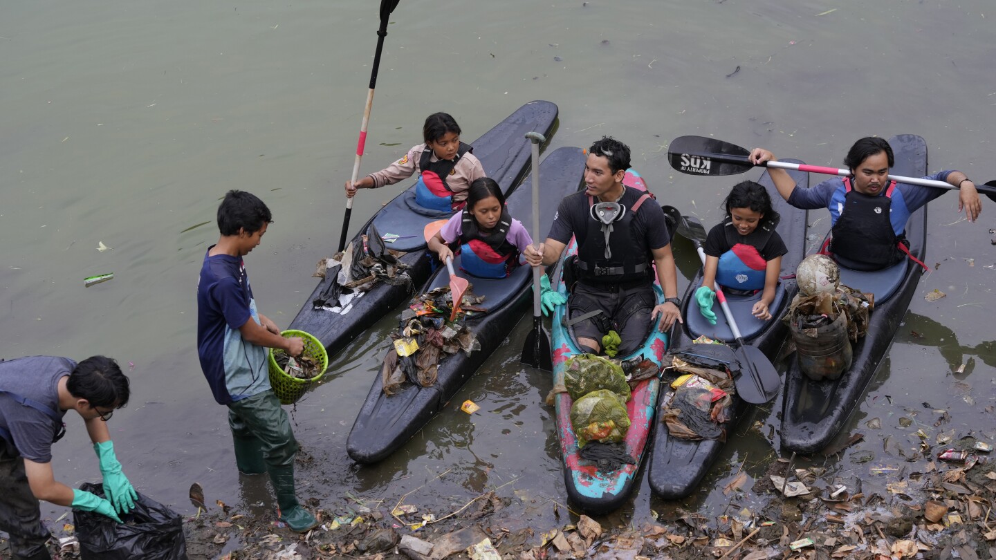 Indonesia’s youth clean up trash from waterways, but more permanent solutions are still elusive #Indonesias #youth #clean #trash #waterways #permanent #solutions #elusive