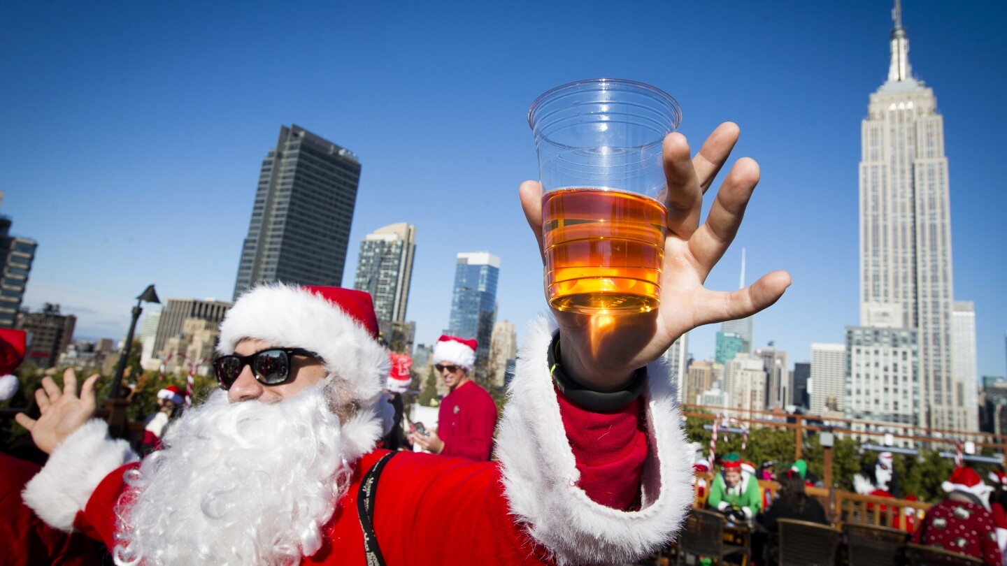Thousands of revelers descend on NYC for annual Santa-themed bar crawl SantaCon #Thousands #revelers #descend #NYC #annual #Santathemed #bar #crawl #SantaCon
