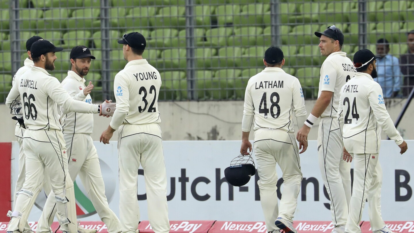 New Zealand closes in on victory in the second cricket test against Bangladesh #Zealand #closes #victory #cricket #test #Bangladesh