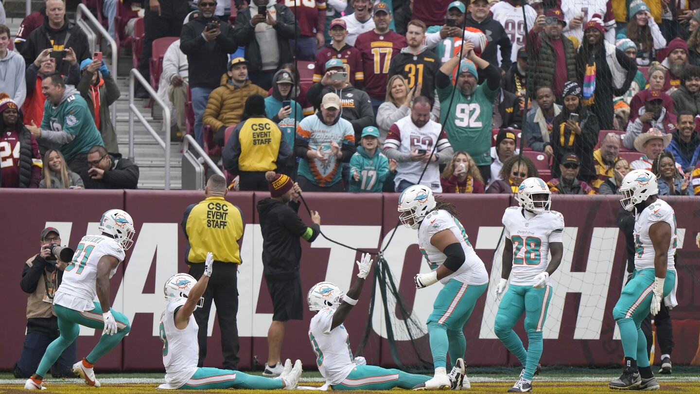 Dolphins unveil roller coaster celebration after Tyreek Hill’s first of two long TDs at Commanders #Dolphins #unveil #roller #coaster #celebration #Tyreek #Hills #long #TDs #Commanders