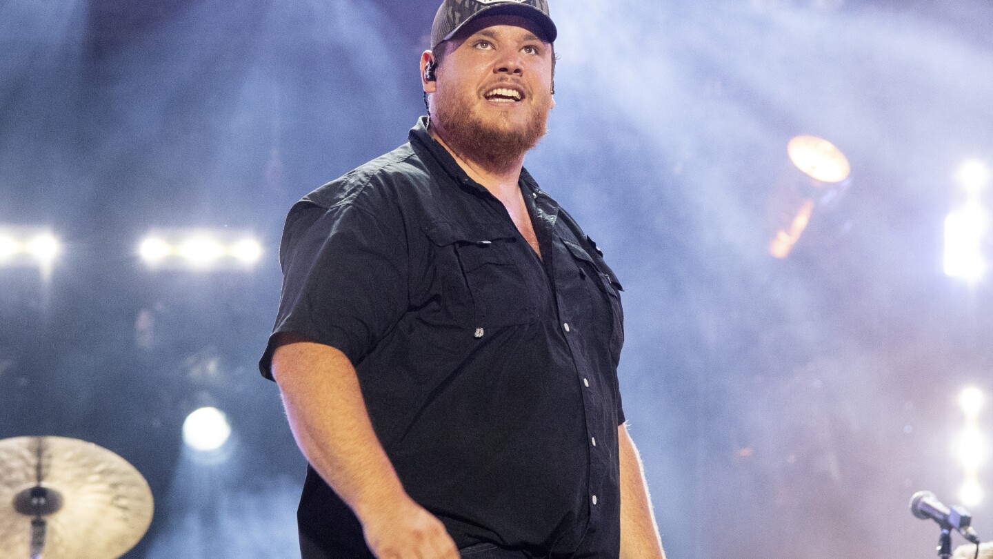 Luke Combs helping a fan who almost owed him $250,000 for selling unauthorized merchandise #Luke #Combs #helping #fan #owed #selling #unauthorized #merchandise