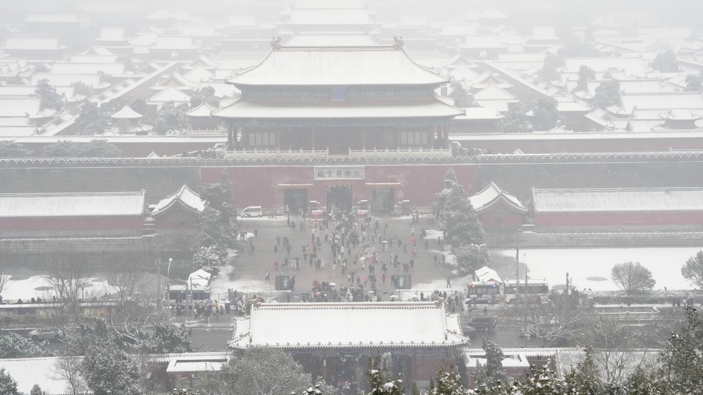 AP PHOTOS: Crowds bundle up to take snowy photos of Beijing’s imperial-era architecture #PHOTOS #Crowds #bundle #snowy #photos #Beijings #imperialera #architecture