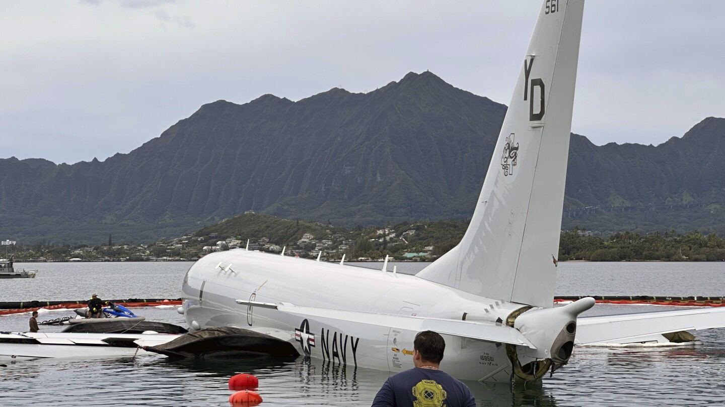 US Navy plane removed from Hawaii bay after overshooting runway #Navy #plane #removed #Hawaii #bay #overshooting #runway