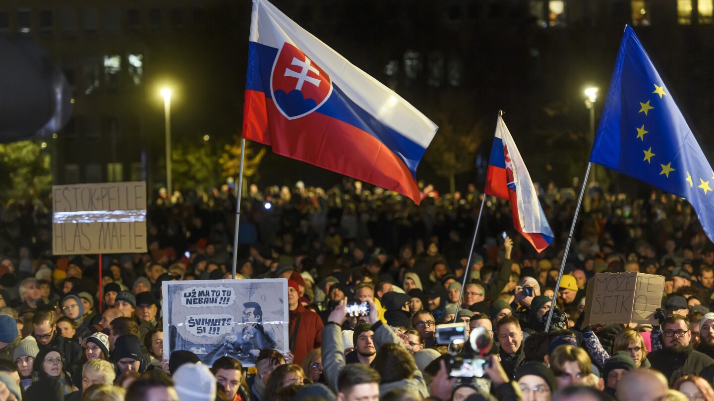 Thousands rally in Slovakia to condemn the new government’s plan to close top prosecutors’ office #Thousands #rally #Slovakia #condemn #governments #plan #close #top #prosecutors #office