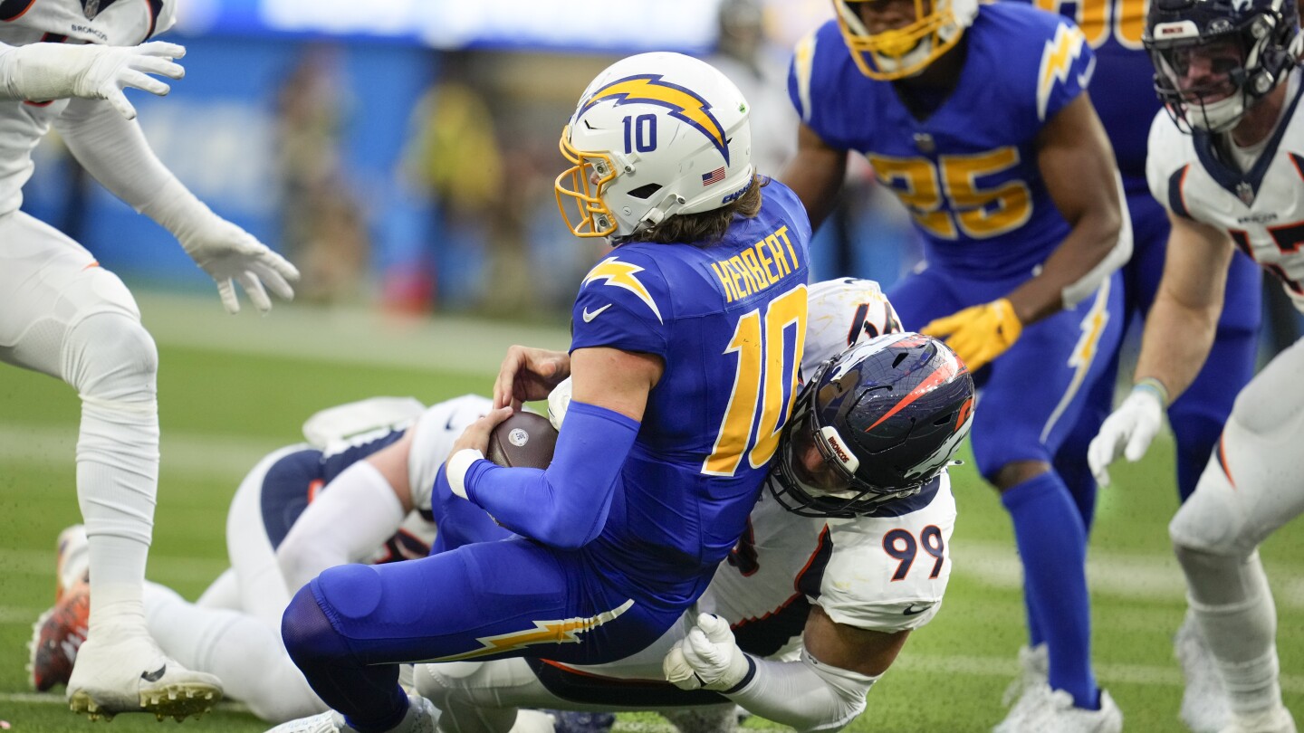 Chargers QB Justin Herbert sidelined, ruled out due to finger injury against Broncos #Chargers #Justin #Herbert #sidelined #ruled #due #finger #injury #Broncos