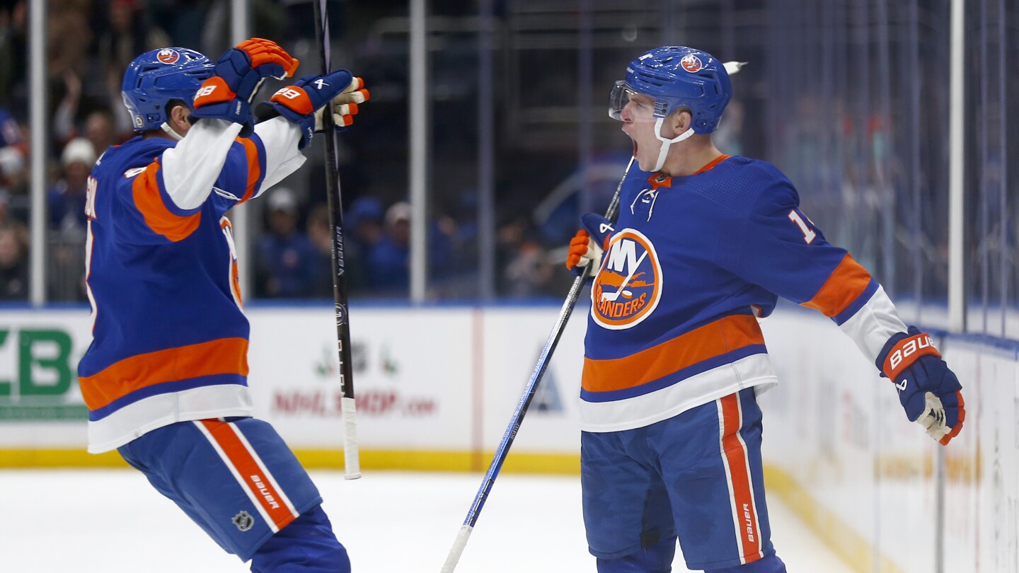 Horvat scores in OT as Islanders recover after giving up two-goal lead and beat Maple Leafs 4-3 #Horvat #scores #Islanders #recover #giving #twogoal #lead #beat #Maple #Leafs