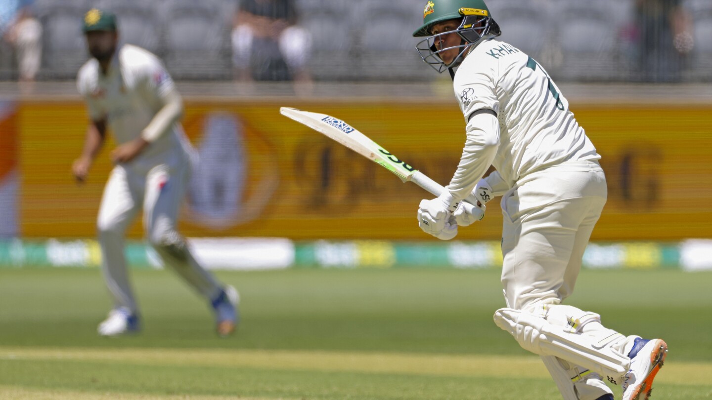 Australia cricketer Khawaja wears a black armband after a ban on his ‘all lives are equal’ shoes #Australia #cricketer #Khawaja #wears #black #armband #ban #lives #equal #shoes