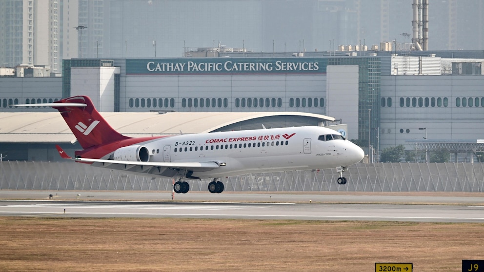 China’s homegrown C919 aircraft arrives in Hong Kong in maiden flight outside the mainland #Chinas #homegrown #C919 #aircraft #arrives #Hong #Kong #maiden #flight #mainland
