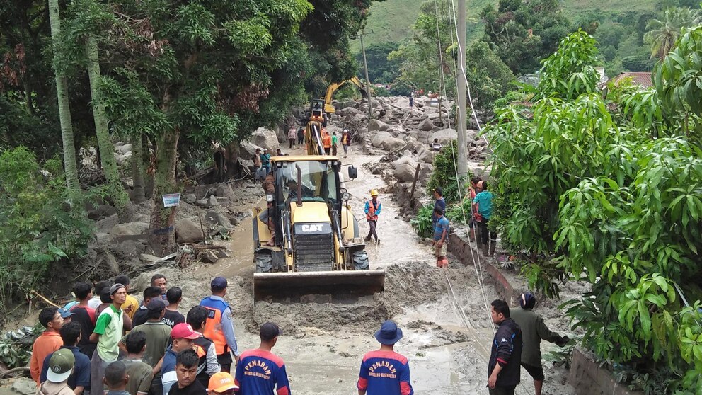 1 person is dead and 11 missing after a landslide and flash floods hit Indonesia’s Sumatra island #person #dead #missing #landslide #flash #floods #hit #Indonesias #Sumatra #island