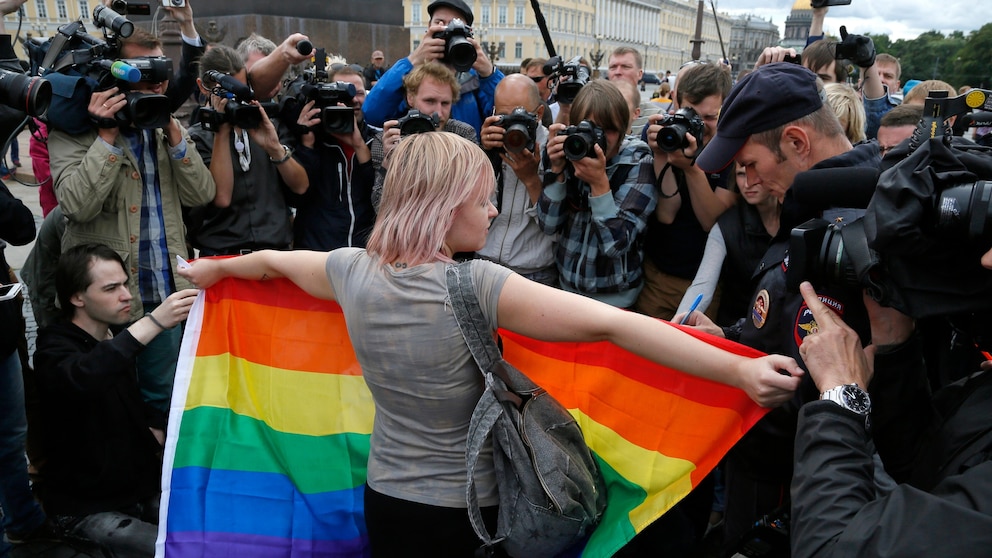 Police raid Moscow gay bars after a Supreme Court ruling labeled LGBTQ+ movement ‘extremist’ #Police #raid #Moscow #gay #bars #Supreme #Court #ruling #labeled #LGBTQ #movement #extremist