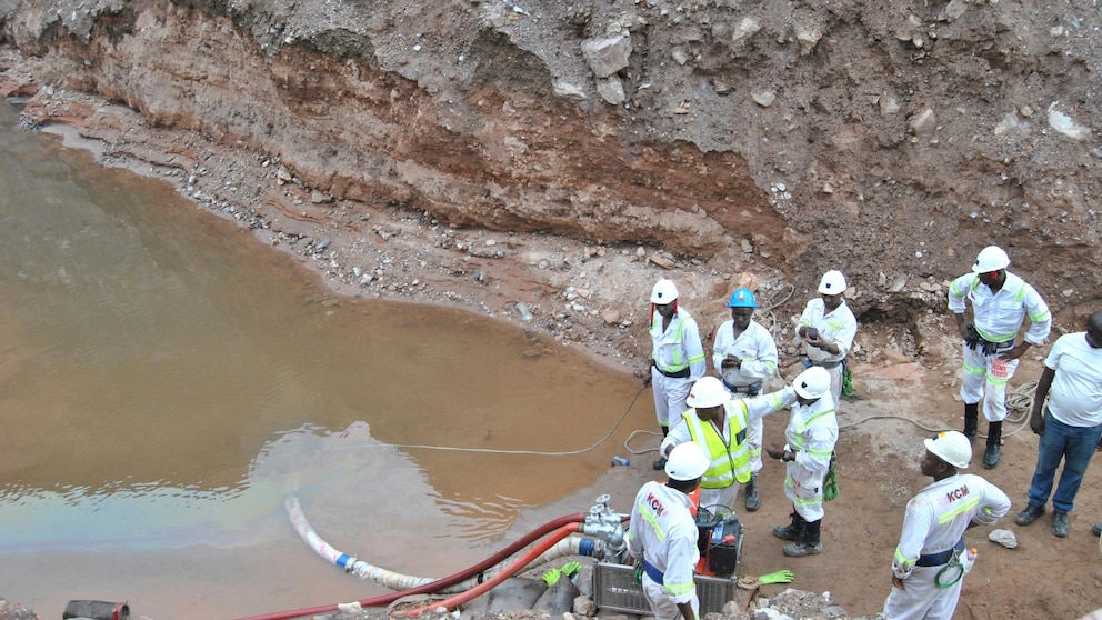 7 suspected illegal miners dead, more than 20 others missing in landslide in Zambia #suspected #illegal #miners #dead #missing #landslide #Zambia