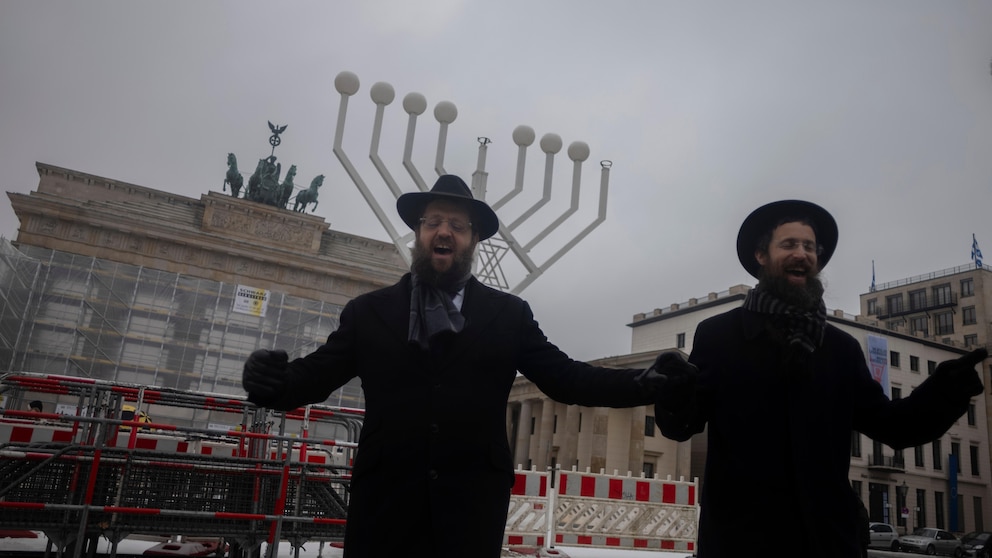 Holocaust survivors will mark Hanukkah amid worries over war in Israel, global rise of antisemitism #Holocaust #survivors #mark #Hanukkah #worries #war #Israel #global #rise #antisemitism